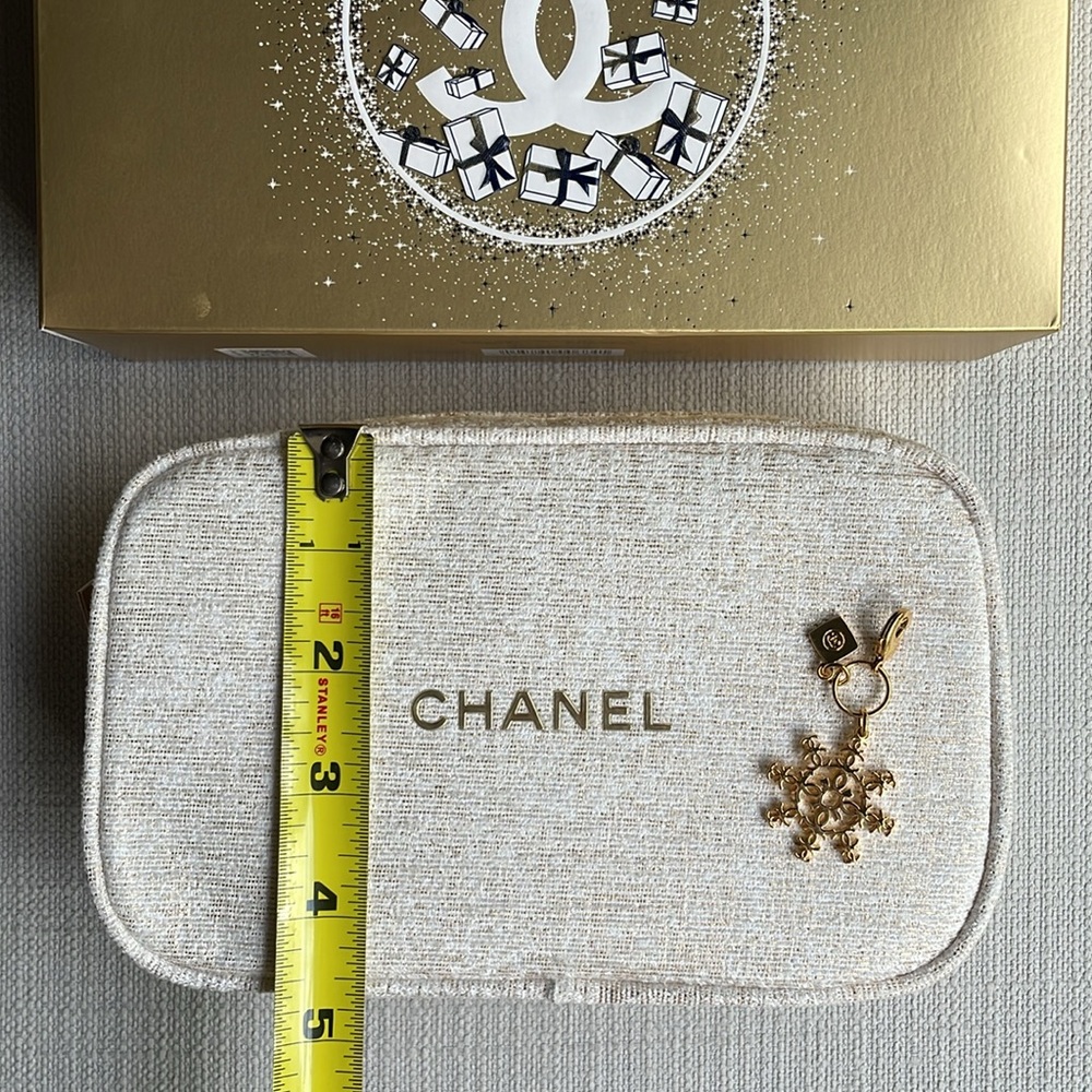 CHANEL limited edition holiday Cosmetic Pouch with snowflake charm - Picture 12 of 14
